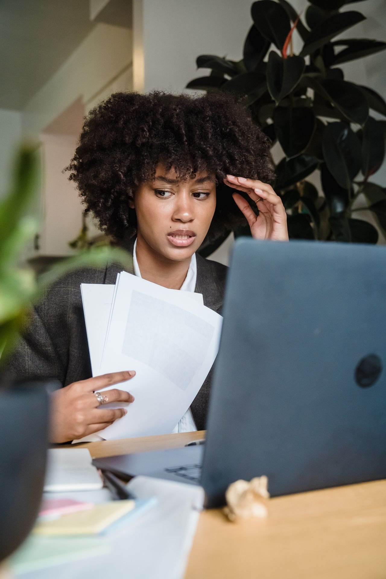 Mulher sob estresse no trabalho em frente ao computador